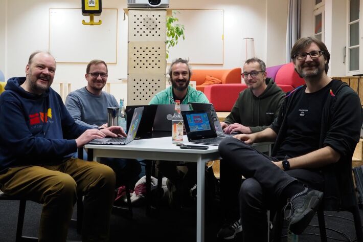 The participants of HWC Nuremberg 11/2024 sitting around a table.